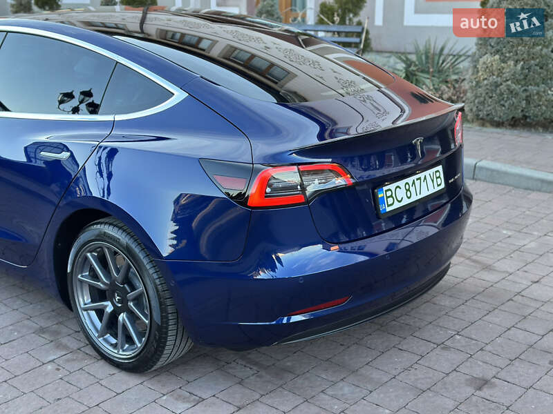 Седан Tesla Model 3 2020 в Стрию