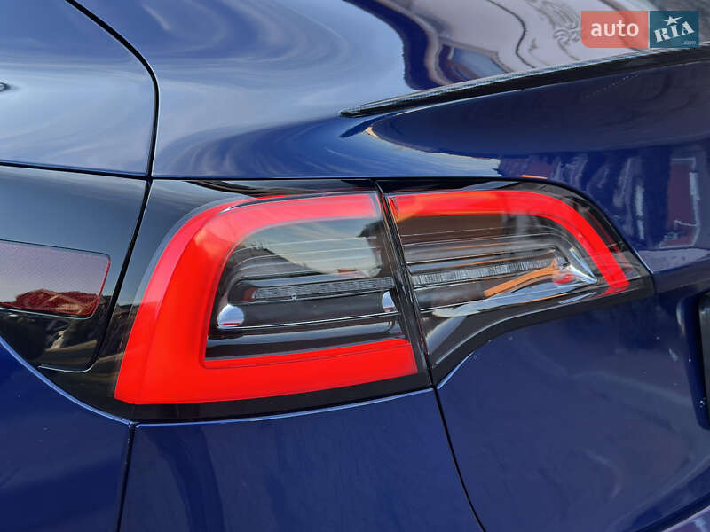 Седан Tesla Model 3 2020 в Стрию