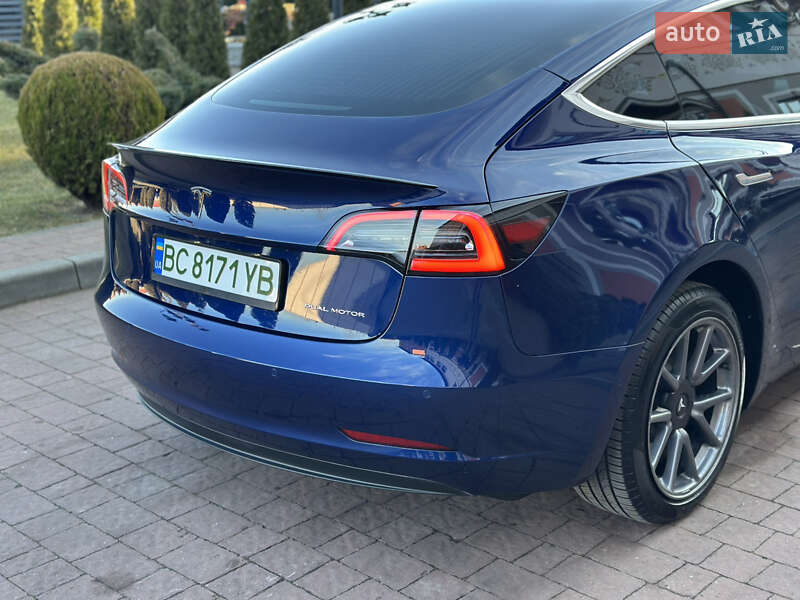 Седан Tesla Model 3 2020 в Стрию