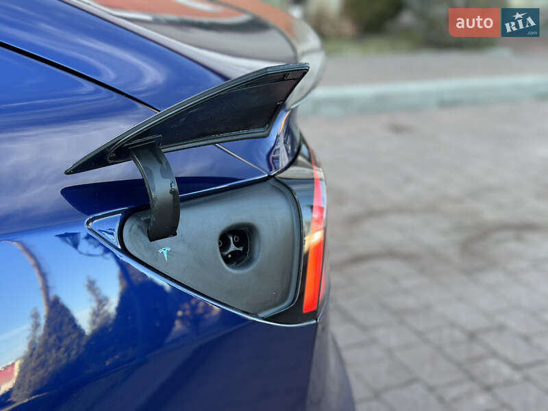 Седан Tesla Model 3 2020 в Стрию