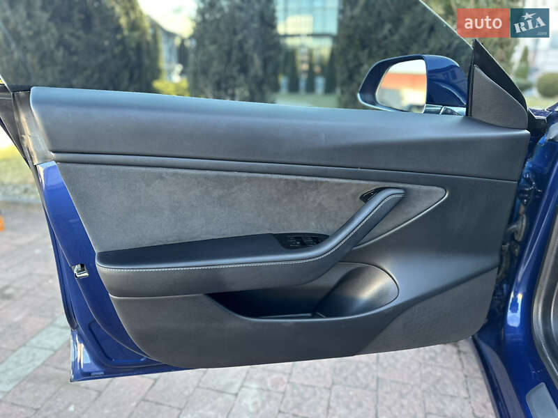 Седан Tesla Model 3 2020 в Стрию