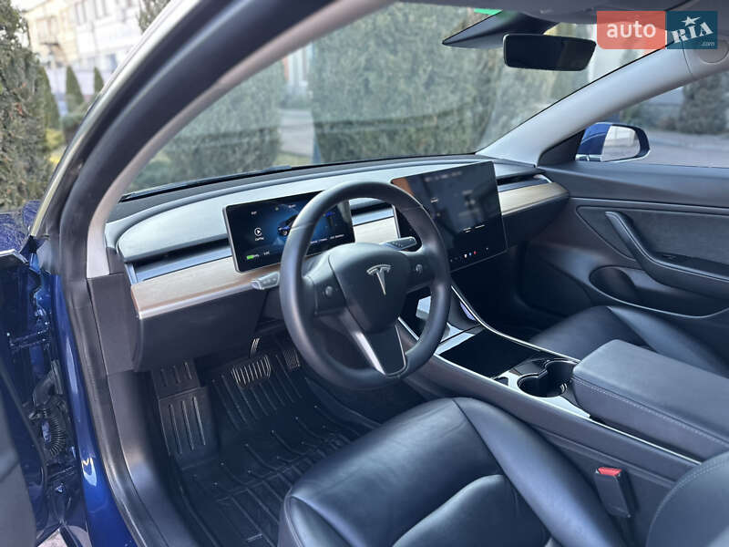 Седан Tesla Model 3 2020 в Стрию