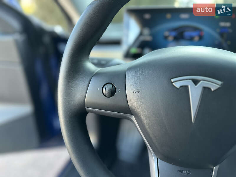 Седан Tesla Model 3 2020 в Стрию