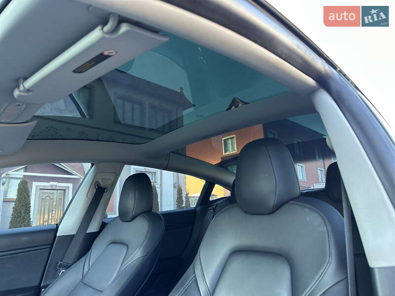 Седан Tesla Model 3 2020 в Стрию