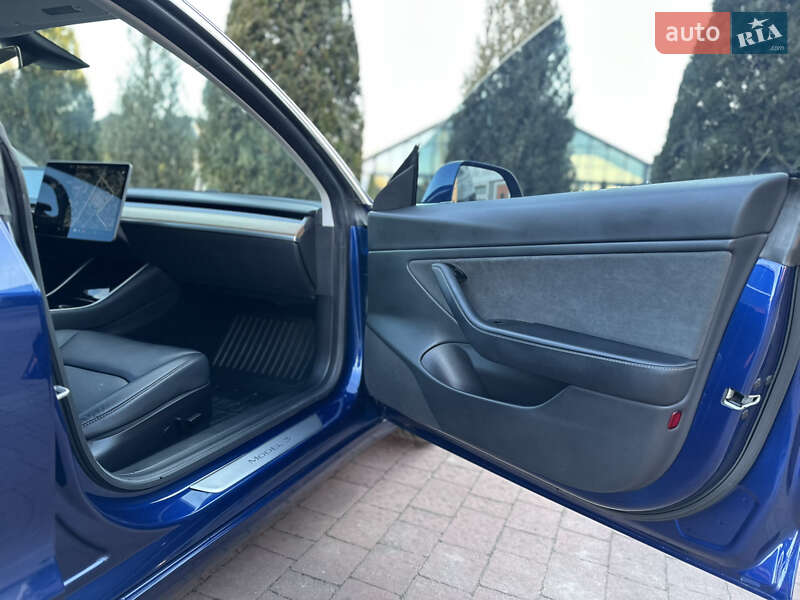 Седан Tesla Model 3 2020 в Стрию