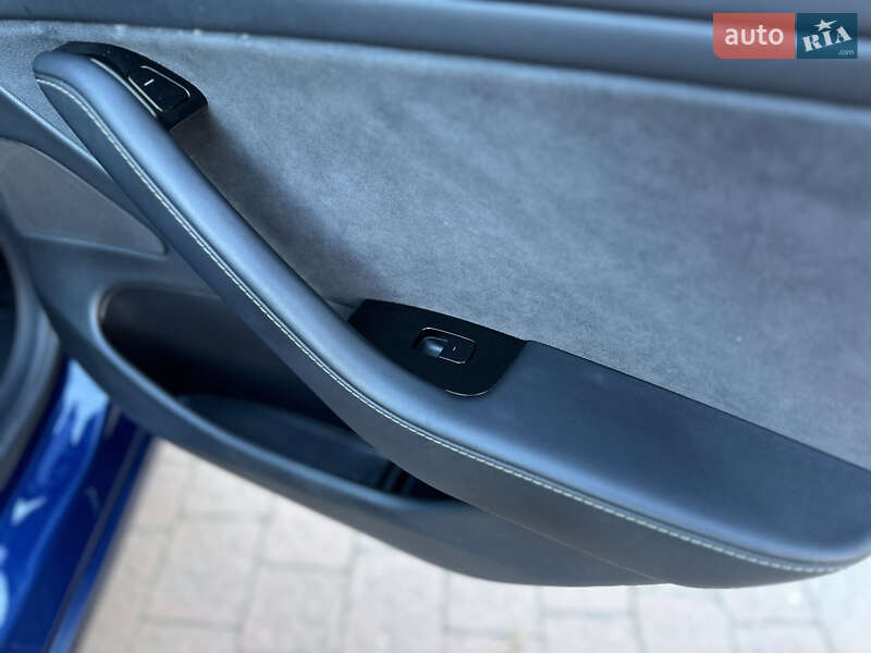 Седан Tesla Model 3 2020 в Стрию