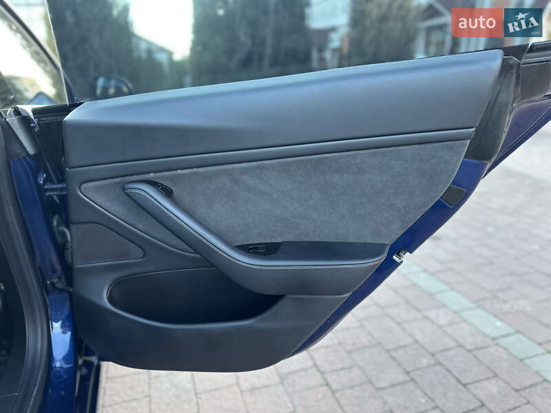 Седан Tesla Model 3 2020 в Стрию