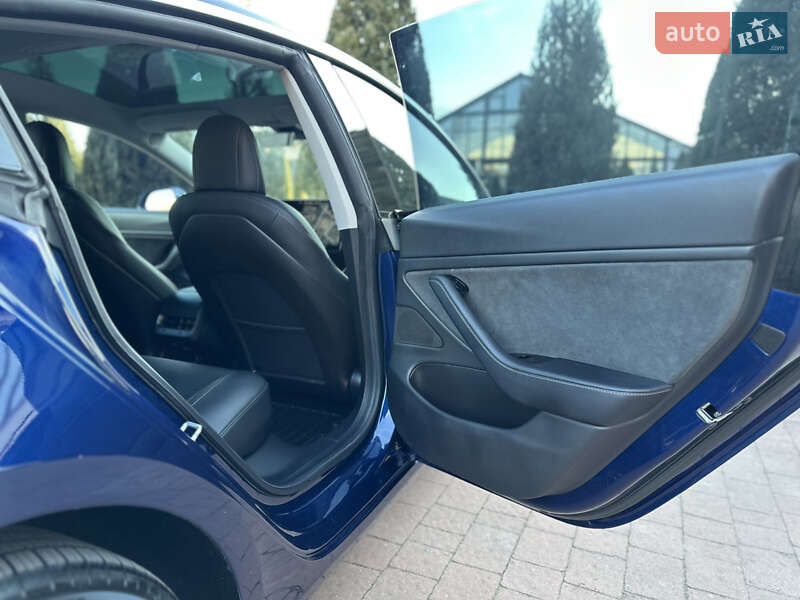 Седан Tesla Model 3 2020 в Стрию
