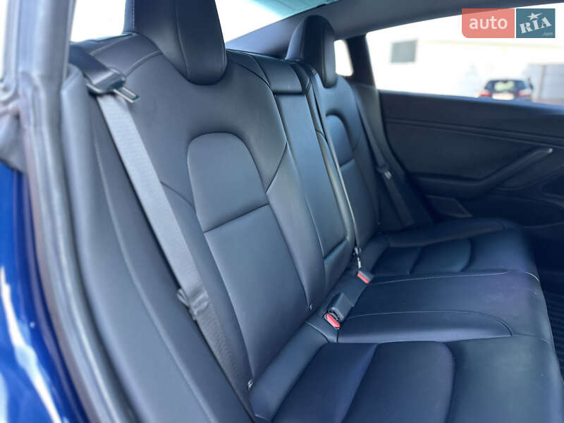 Седан Tesla Model 3 2020 в Стрию