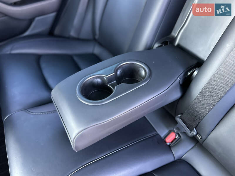 Седан Tesla Model 3 2020 в Стрию