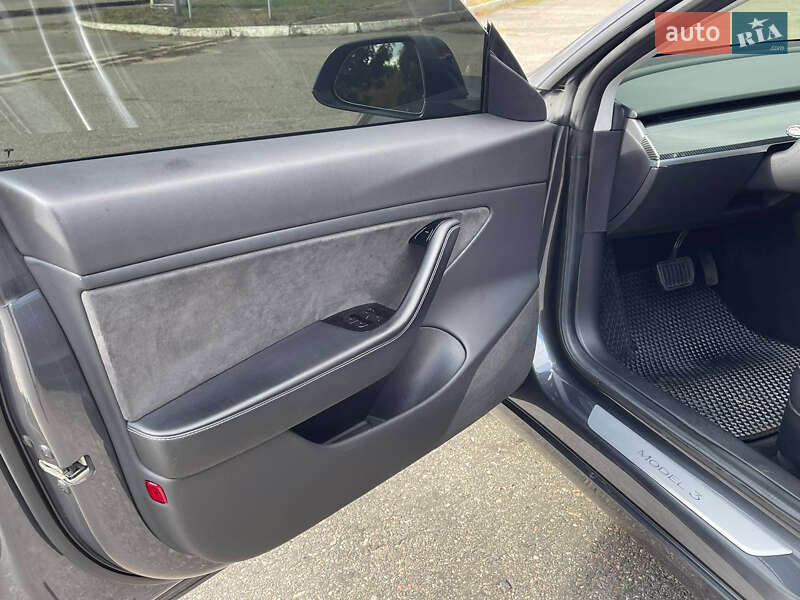 Седан Tesla Model 3 2018 в Золотоноше