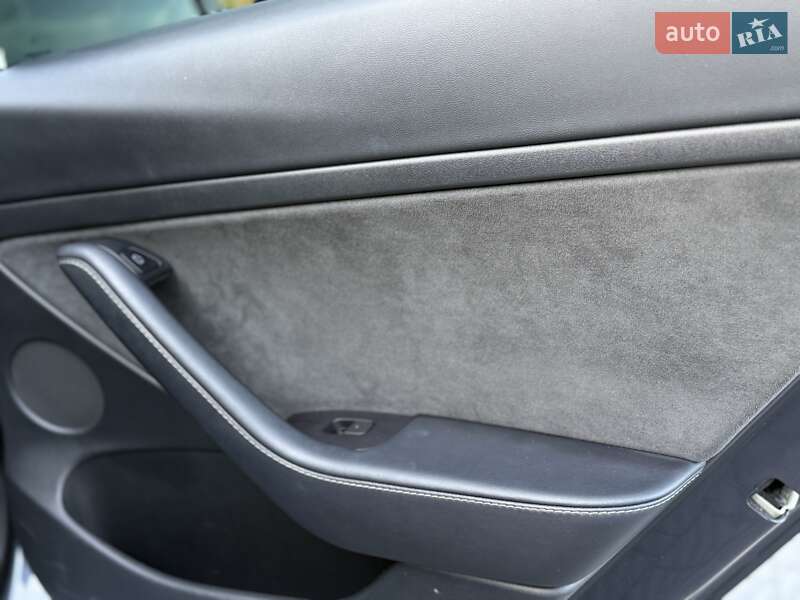 Седан Tesla Model 3 2023 в Стрые