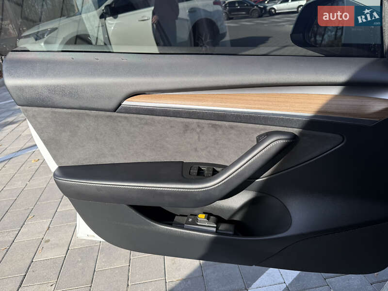 Седан Tesla Model 3 2023 в Виннице