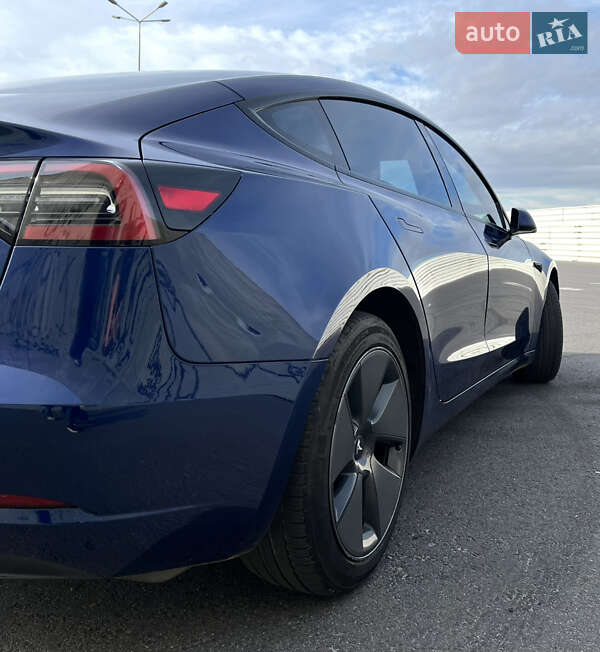 Седан Tesla Model 3 2023 в Львове