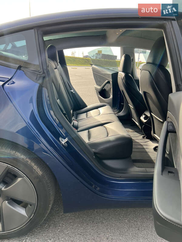 Седан Tesla Model 3 2023 в Львове