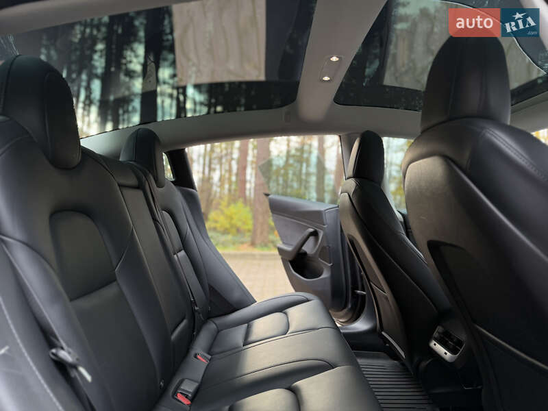 Седан Tesla Model 3 2019 в Новояворовске