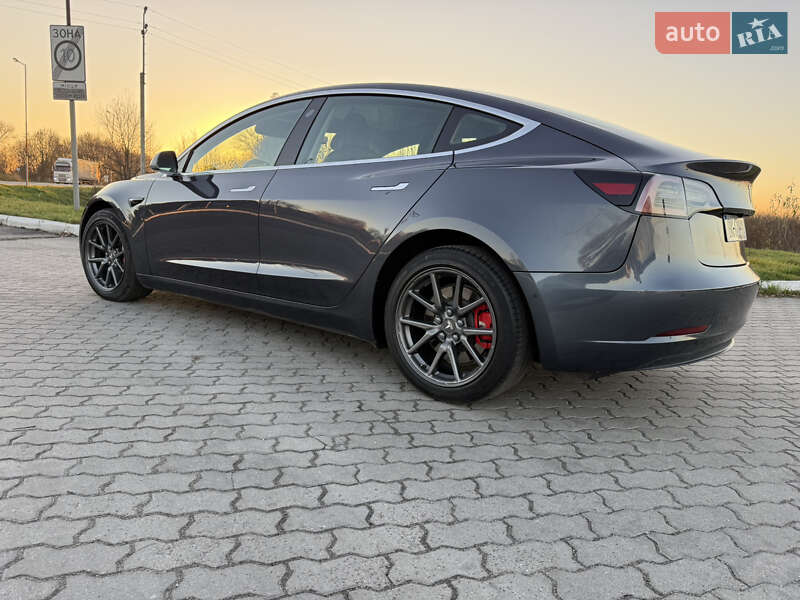 Седан Tesla Model 3 2019 в Дубні