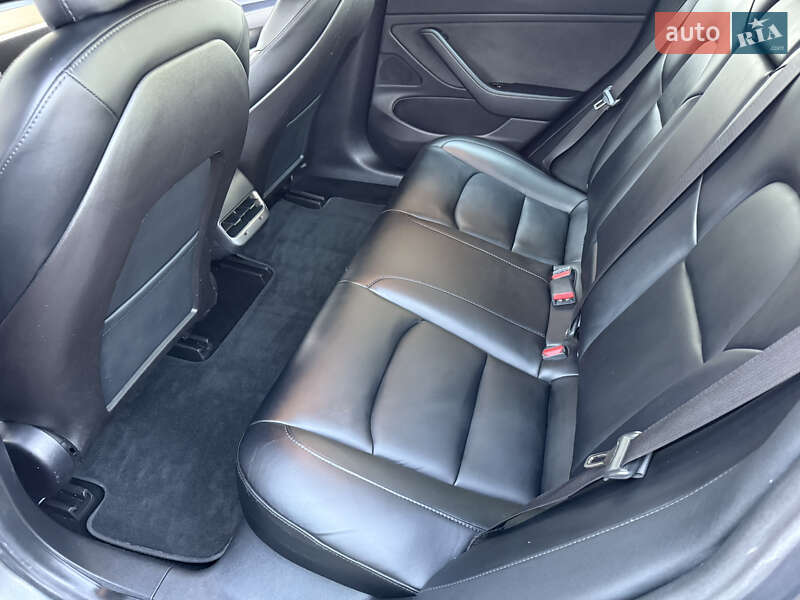 Седан Tesla Model 3 2019 в Дубні