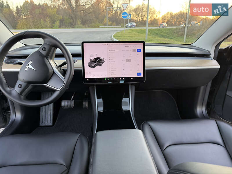 Седан Tesla Model 3 2019 в Дубні
