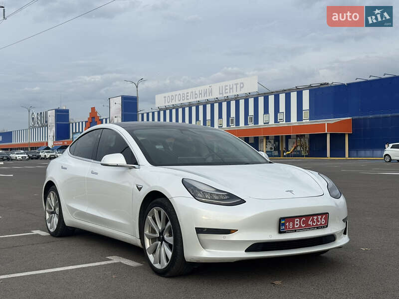 Седан Tesla Model 3 2019 в Луцке
