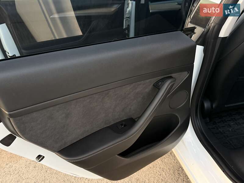 Седан Tesla Model 3 2021 в Трускавці