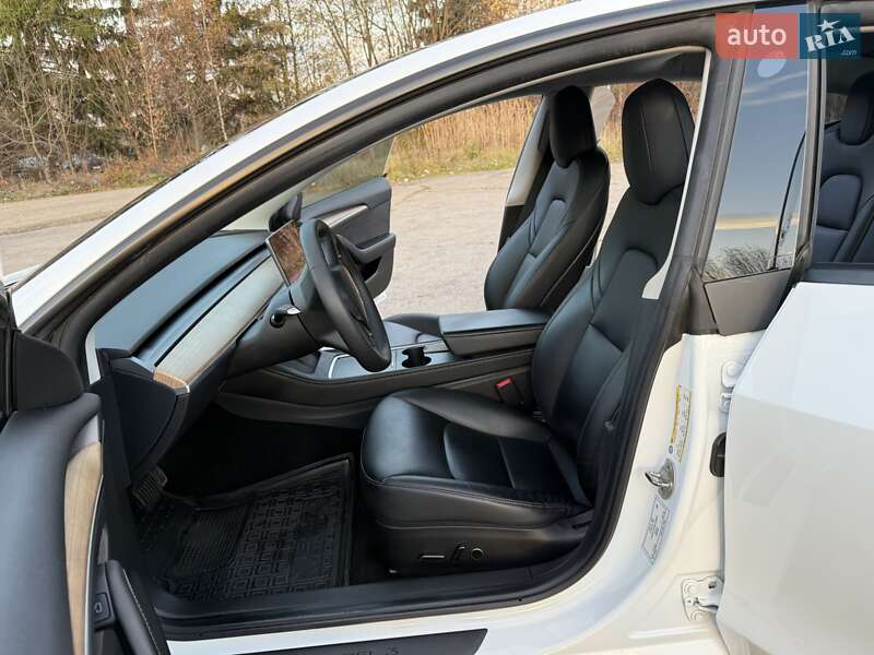 Седан Tesla Model 3 2021 в Трускавці
