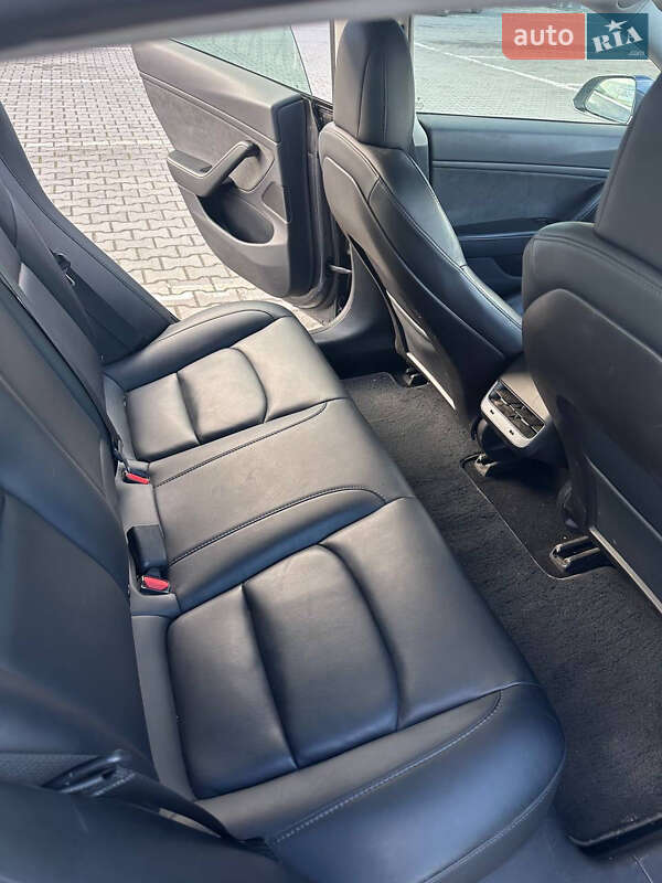 Седан Tesla Model 3 2020 в Черновцах