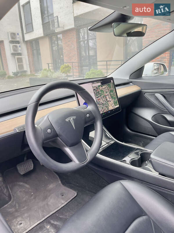 Седан Tesla Model 3 2020 в Івано-Франківську