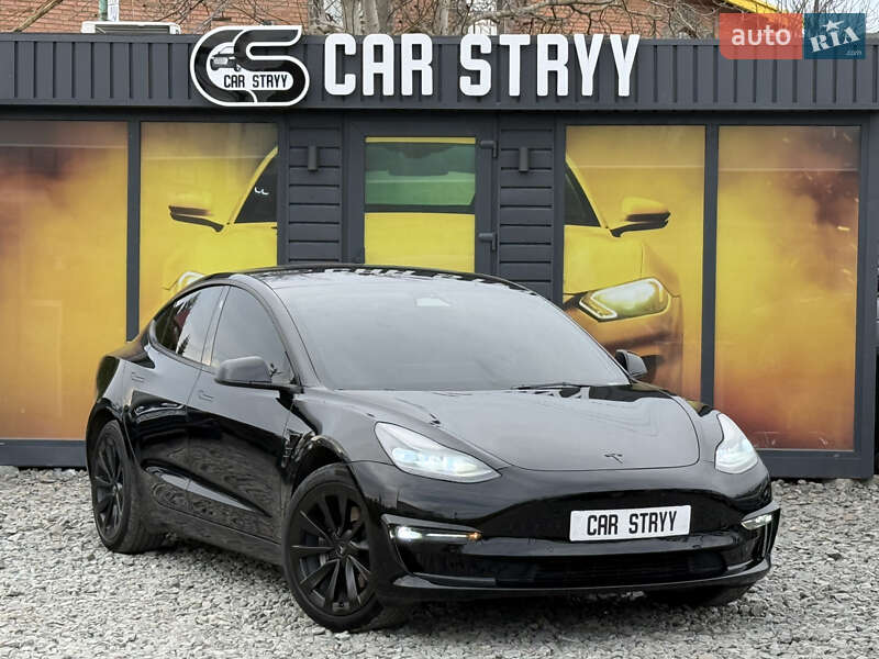 Седан Tesla Model 3 2022 в Стрию
