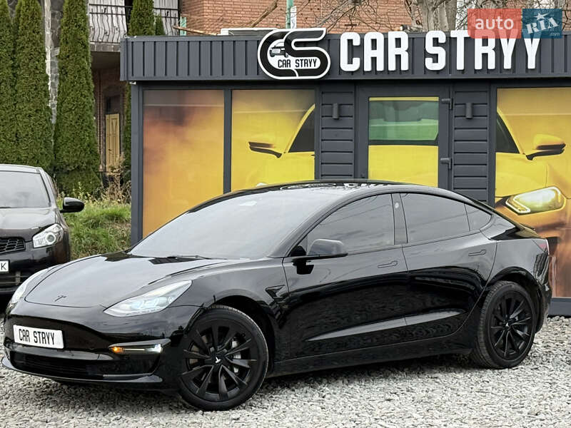 Седан Tesla Model 3 2022 в Стрию