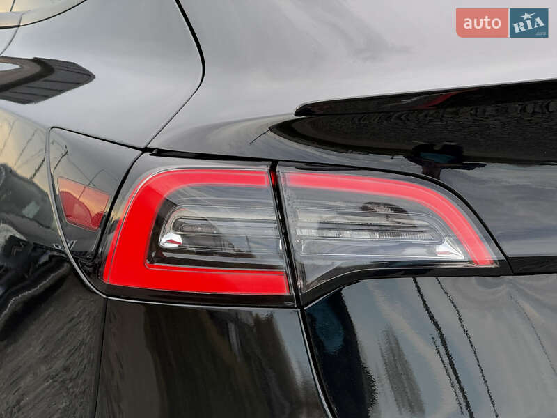 Седан Tesla Model 3 2022 в Стрию