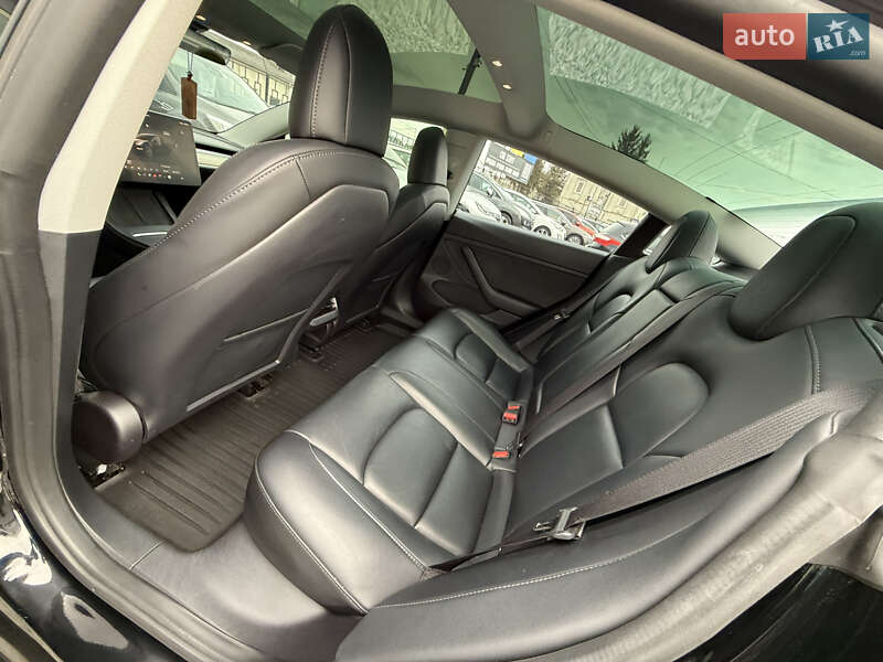 Седан Tesla Model 3 2022 в Стрию