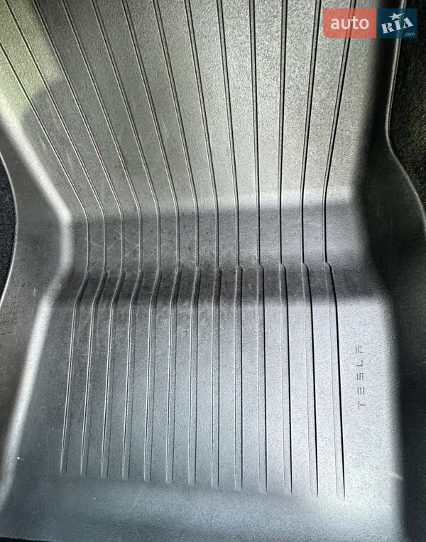 Седан Tesla Model 3 2024 в Днепре