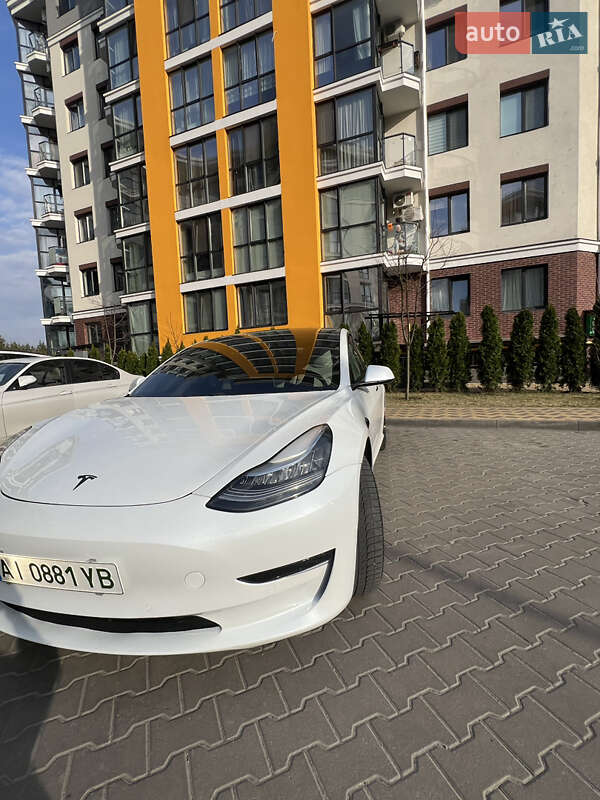 Седан Tesla Model 3 2019 в Бучі