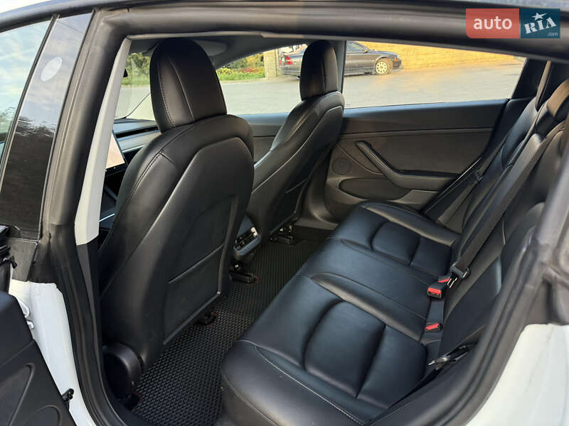 Седан Tesla Model 3 2022 в Луцьку