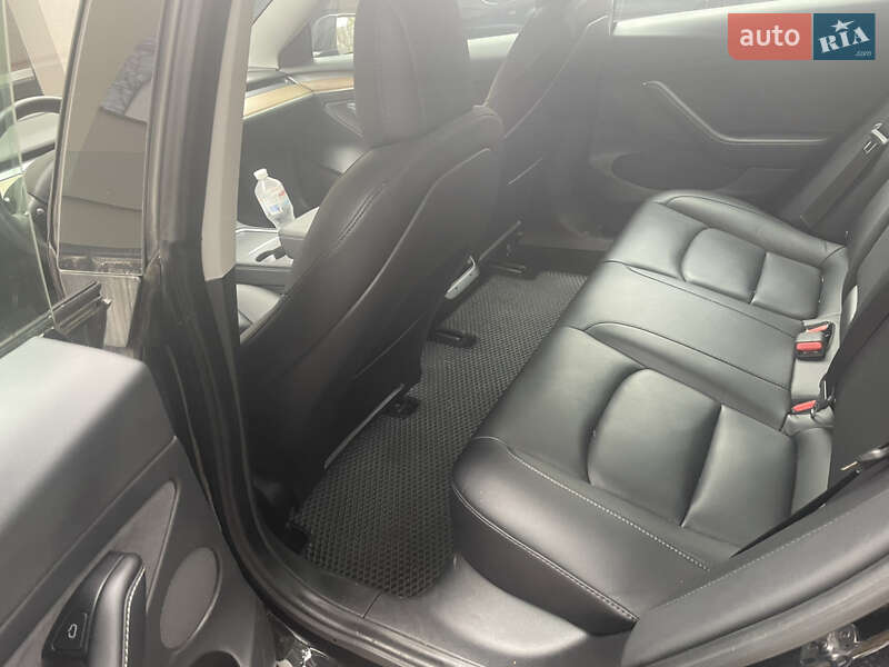 Седан Tesla Model 3 2021 в Львове