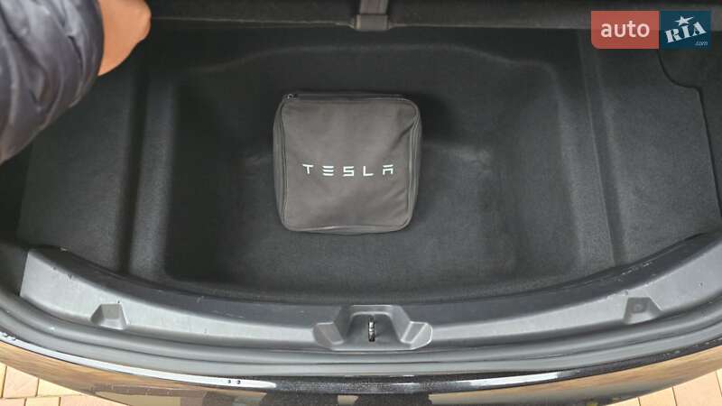 Седан Tesla Model 3 2018 в Запоріжжі