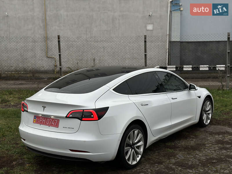 Седан Tesla Model 3 2018 в Ровно