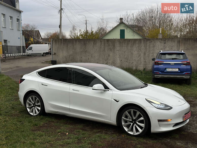 Седан Tesla Model 3 2018 в Ровно