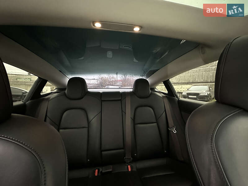 Седан Tesla Model 3 2018 в Ровно