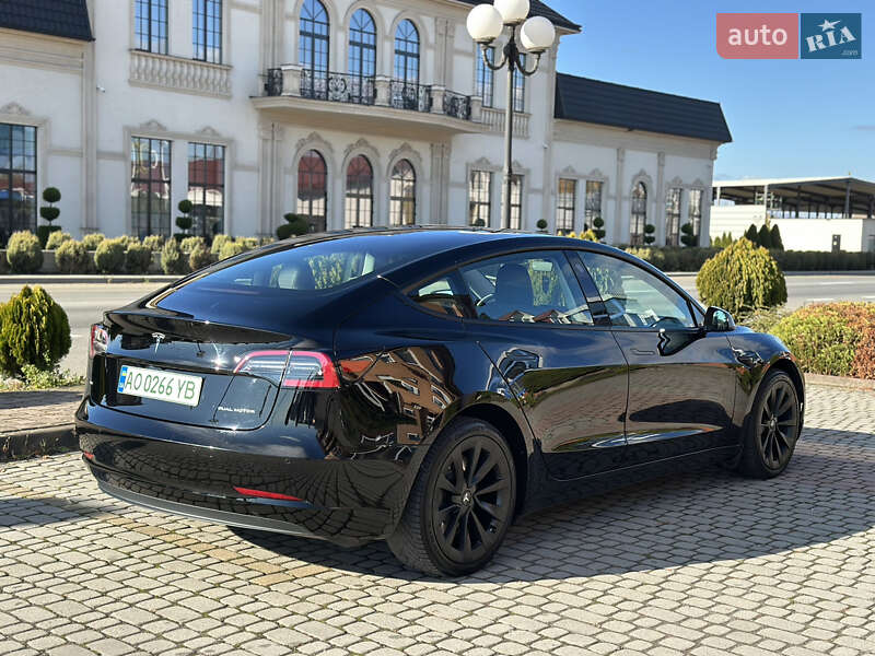 Седан Tesla Model 3 2022 в Мукачево