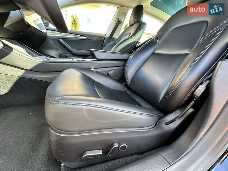 Седан Tesla Model 3 2022 в Мукачево