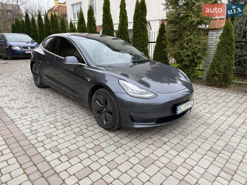 Седан Tesla Model 3 2018 в Львові