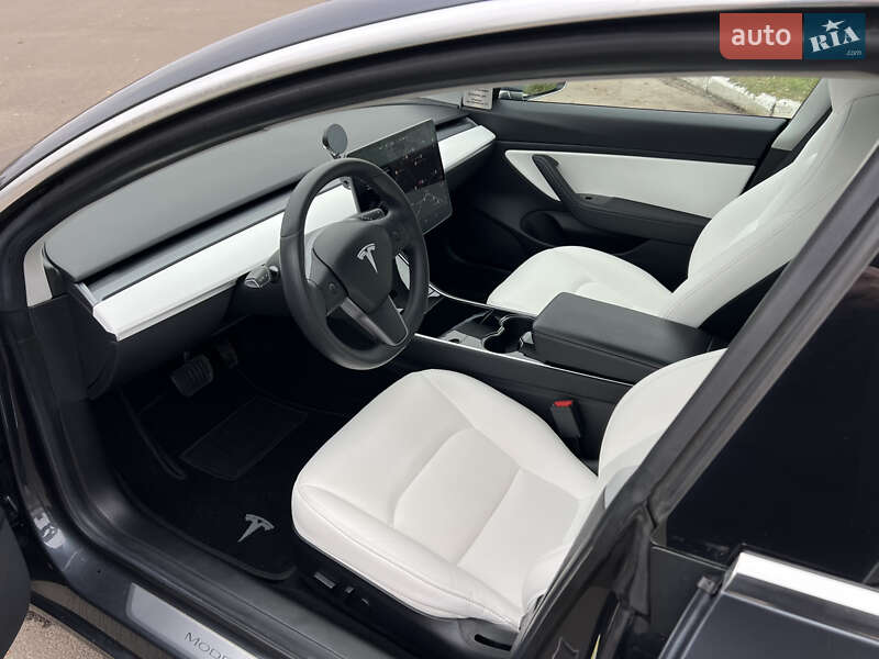 Седан Tesla Model 3 2019 в Прилуках