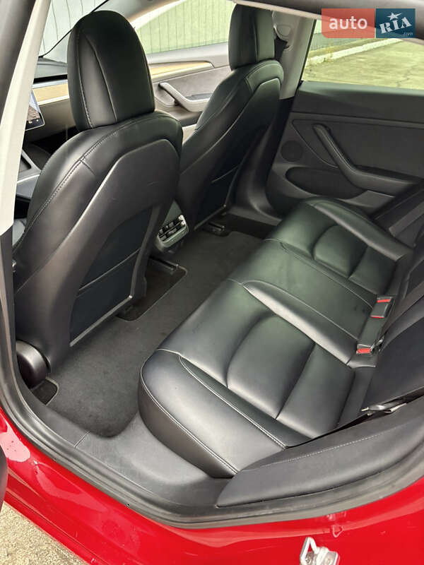 Седан Tesla Model 3 2021 в Черновцах