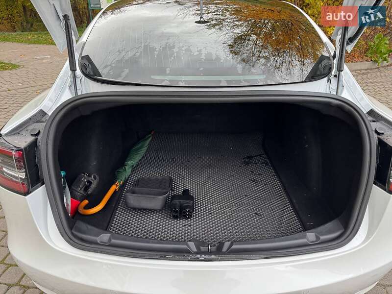 Седан Tesla Model 3 2019 в Львові