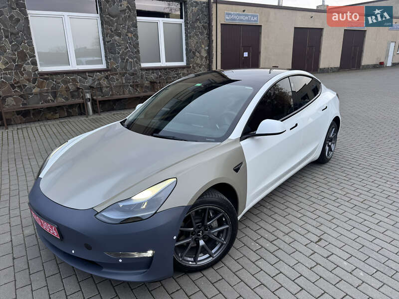 Седан Tesla Model 3 2022 в Володимирі
