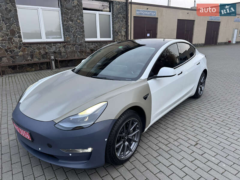 Седан Tesla Model 3 2022 в Володимирі