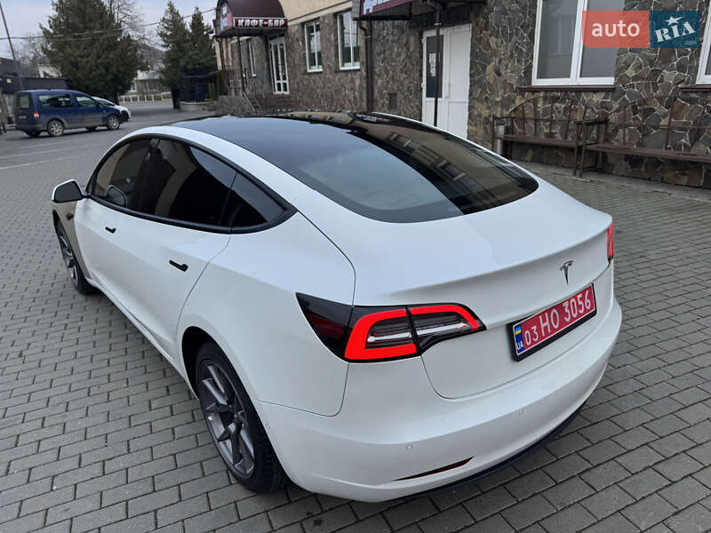 Седан Tesla Model 3 2022 в Володимирі