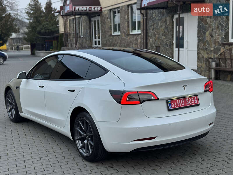 Седан Tesla Model 3 2022 в Володимирі